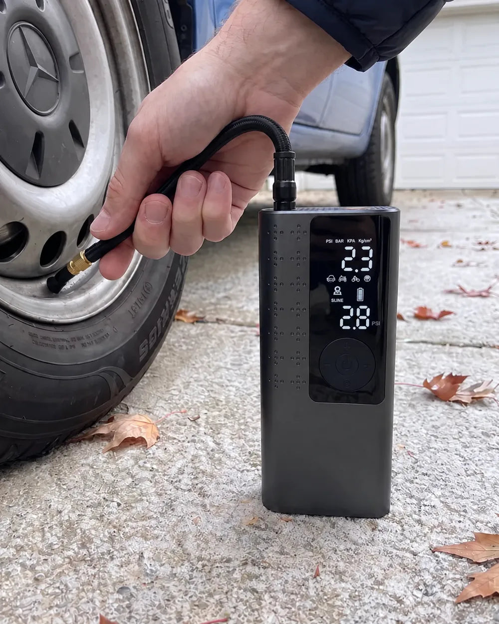 Le flexible court d’AirRove vissé sur la valve d’un pneu