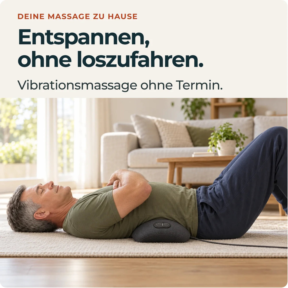 Mann liegt zu Hause auf Lumbava Pro. Vibrationsmassage ohne Termin.