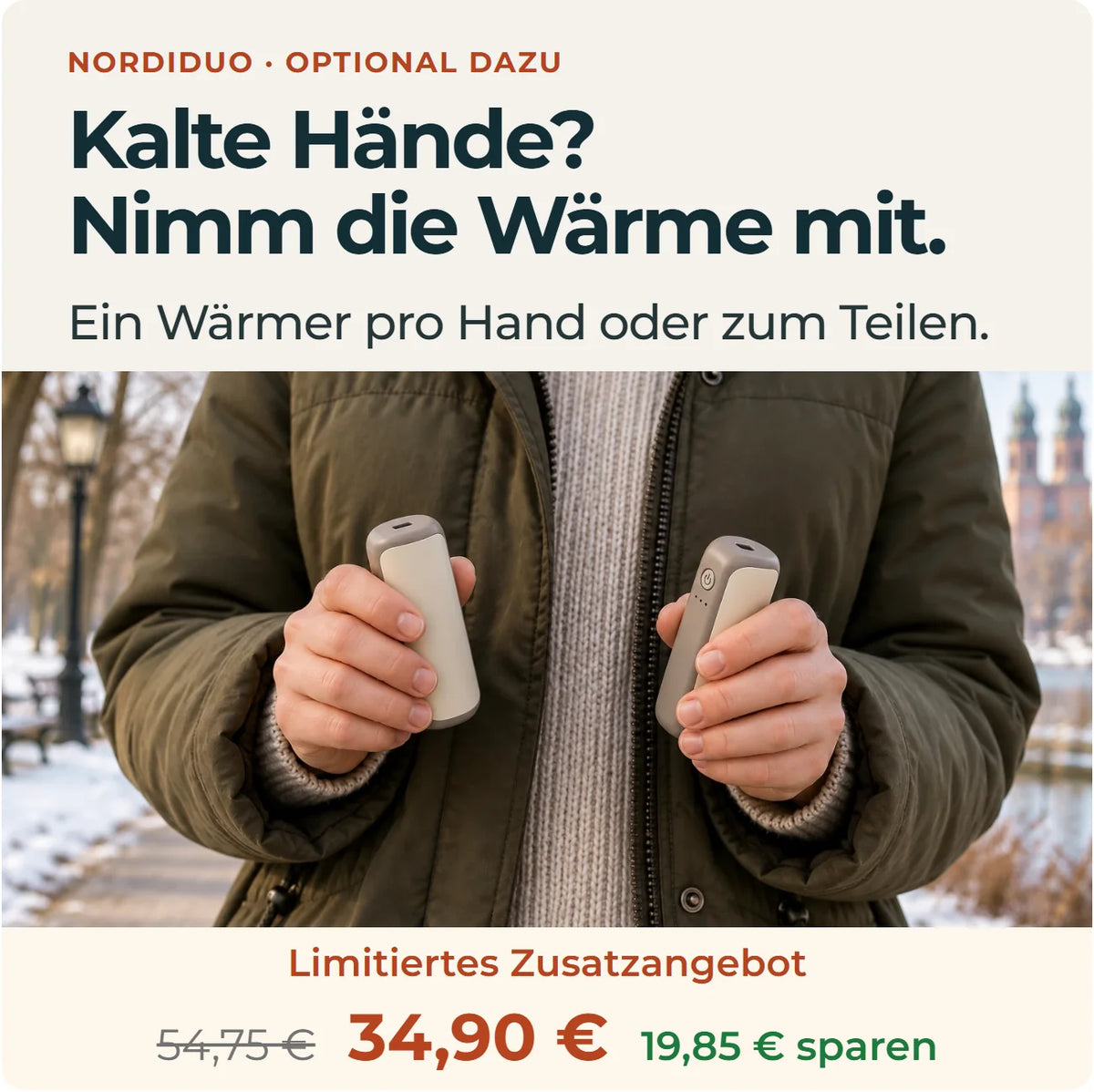 Zwei NordiDuo-Handwärmer bei einem Winterspaziergang, einer in jeder Hand.