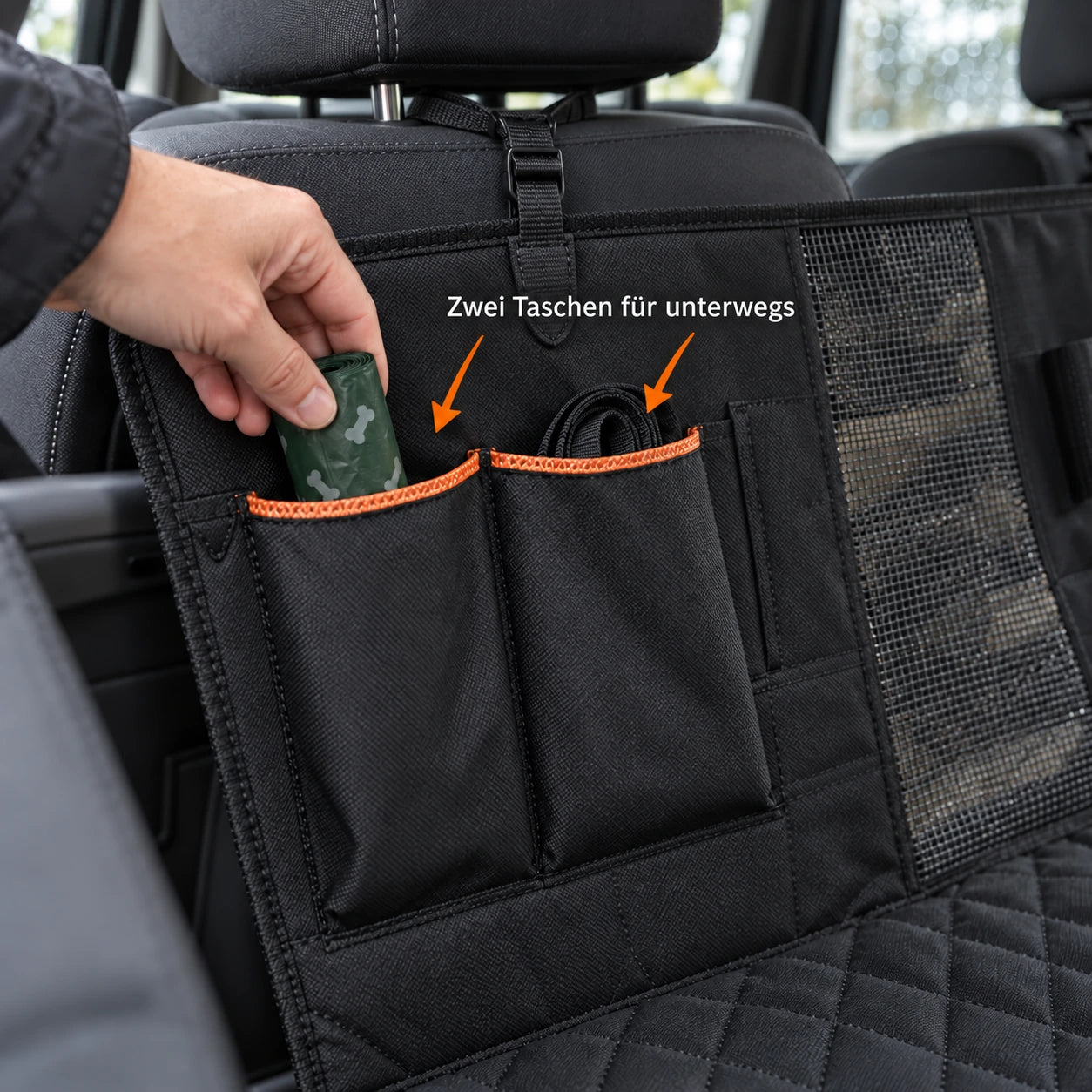 Die zwei Taschen links vom Netzfenster mit Kotbeutelrolle und dünner Leine; zwei Pfeile markieren die Öffnungen