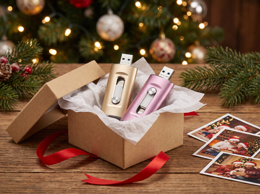 Zwei Beyerswerk Fotosticks in Gold und Roségold in einer Geschenkbox vor dem Weihnachtsbaum